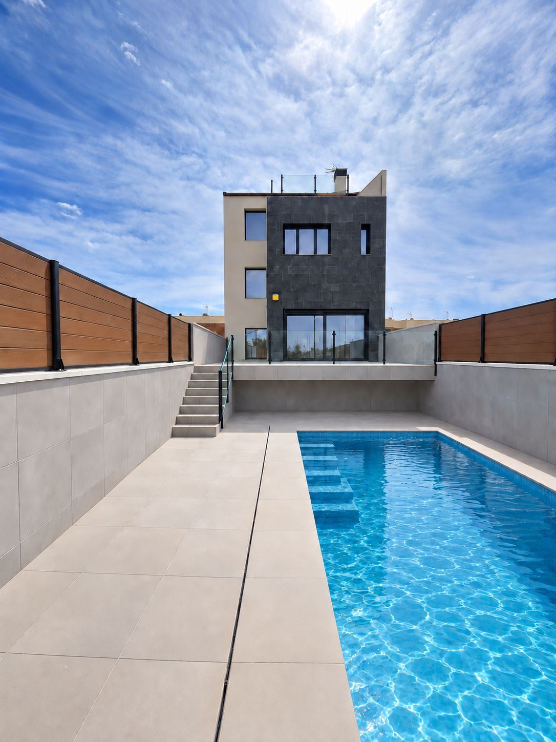 Piscina y volumen de pizarra al fondo