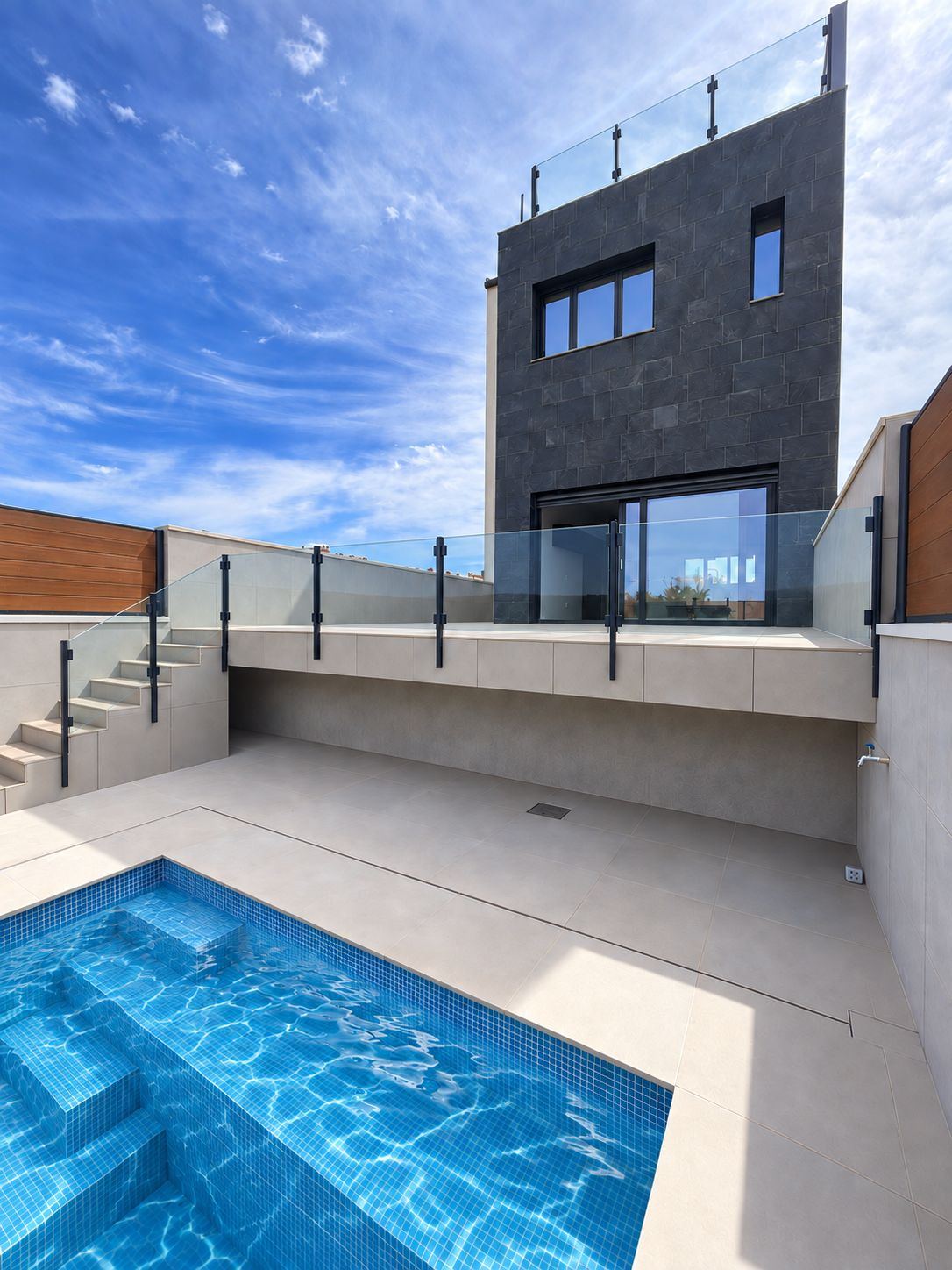 Escalera de la piscina y terraza en cubierta