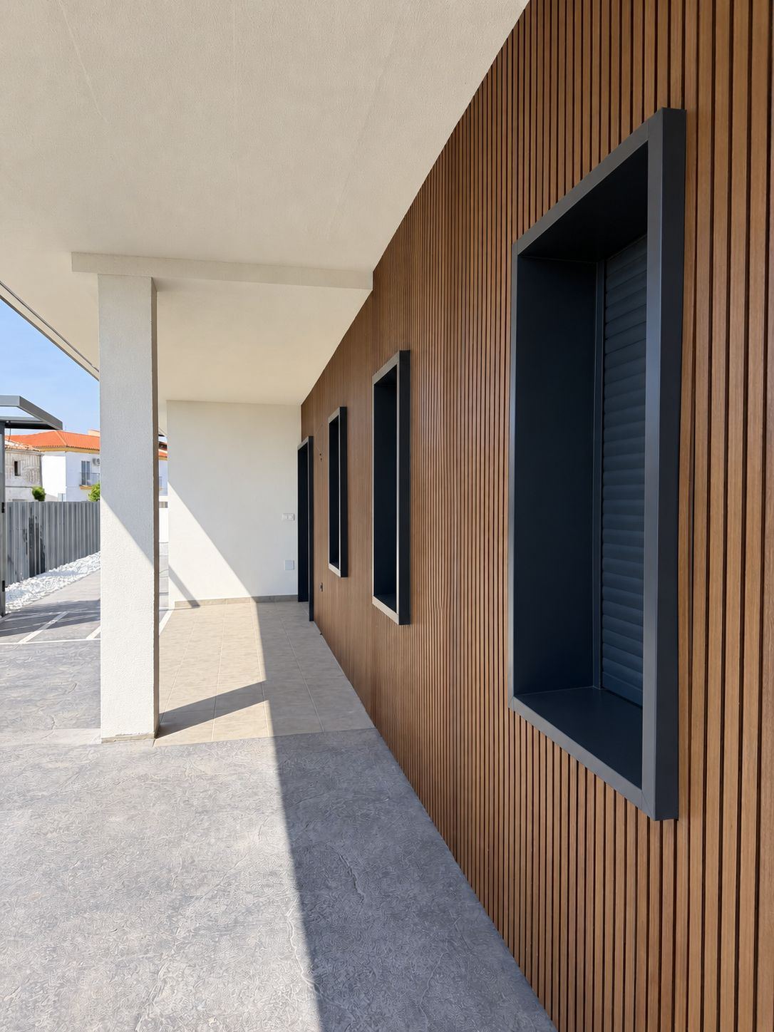 Revestimiento de lamas verticales de madera