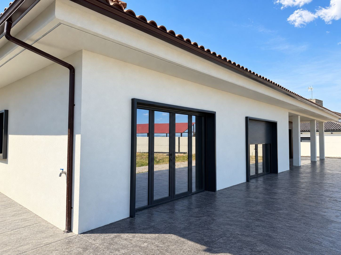 Fachada blanca con carpinterías antracita