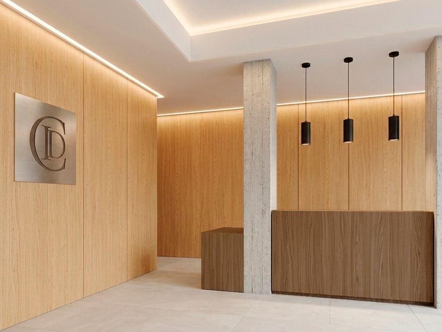 Banco de madera junto al pilar de la sala de espera