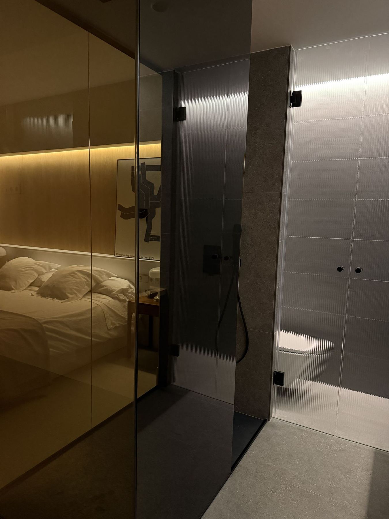 Baño en suite con mampara de vidrio ahumado