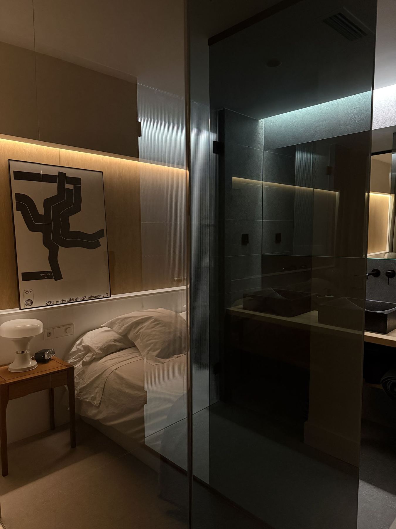 Baño en suite con lavabos de piedra y espejo retroiluminado