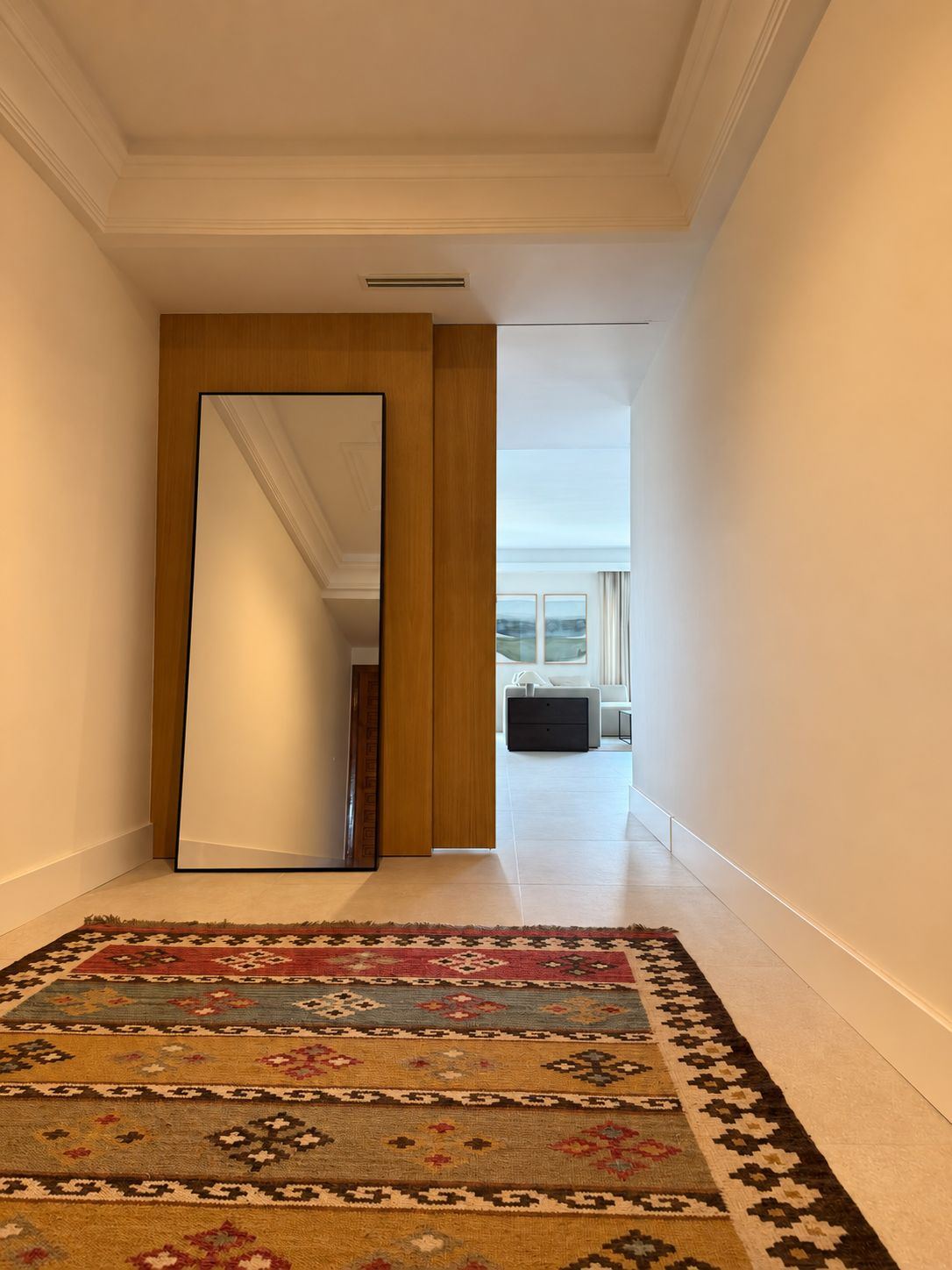 Distribuidor con espejo y alfombra kilim
